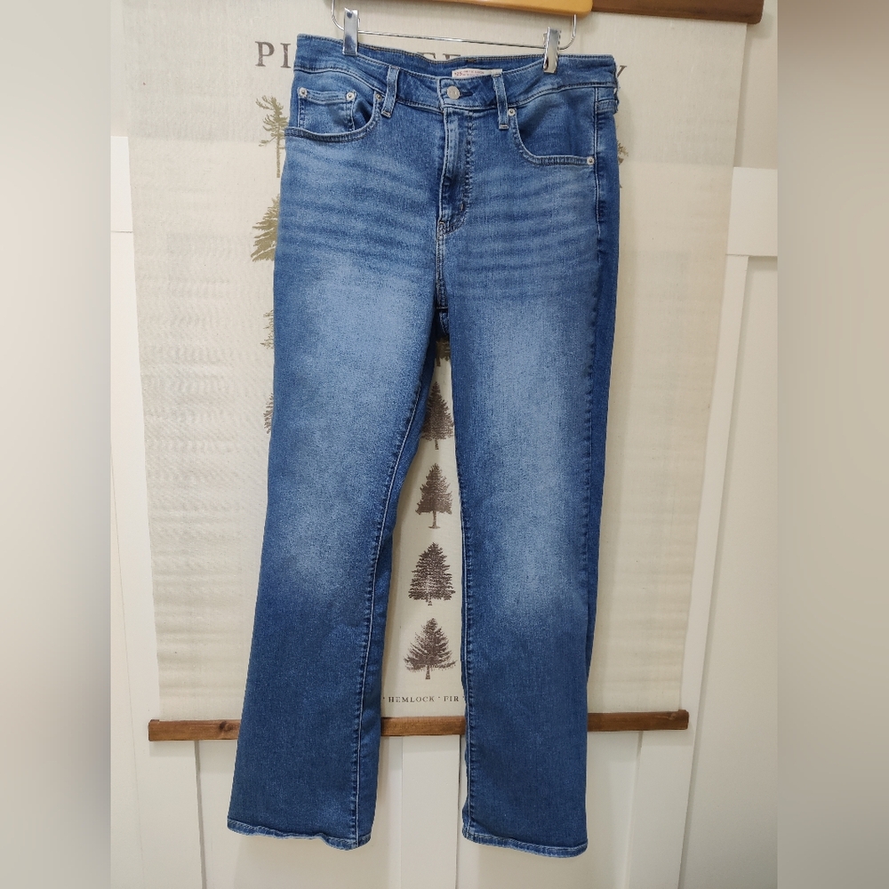 Levi’s 725 High Rise Bootcut Jeans in Medium Wash - Size 31